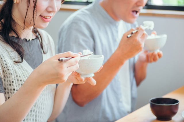 朝食を食べる夫婦