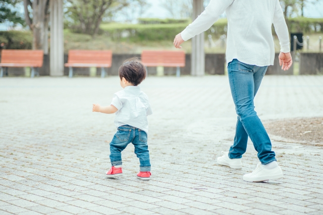 父親と息子が並んで歩いている