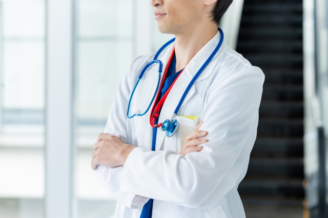 医者が腕をくんでいる