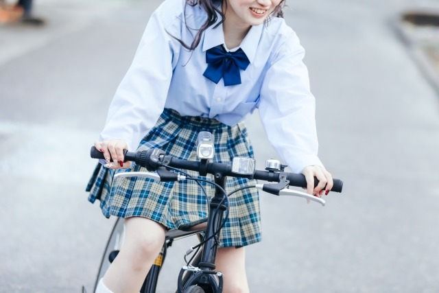 自転車に乗る女子高生