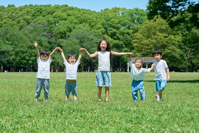 草原で遊ぶ小学生