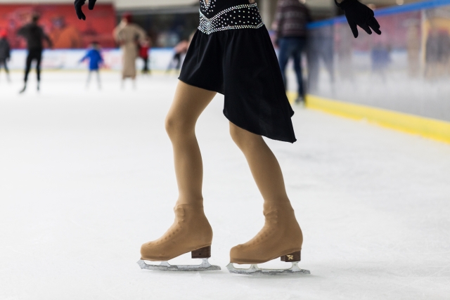 フィギュアスケートをする女性