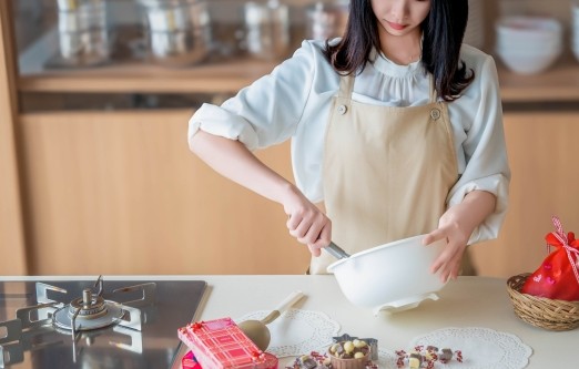 料理する女性