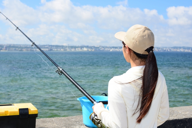 釣りをする女性