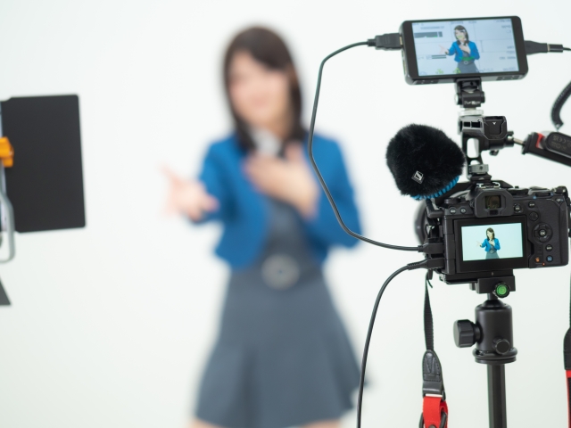 アイドルが歌っている様子を撮影している