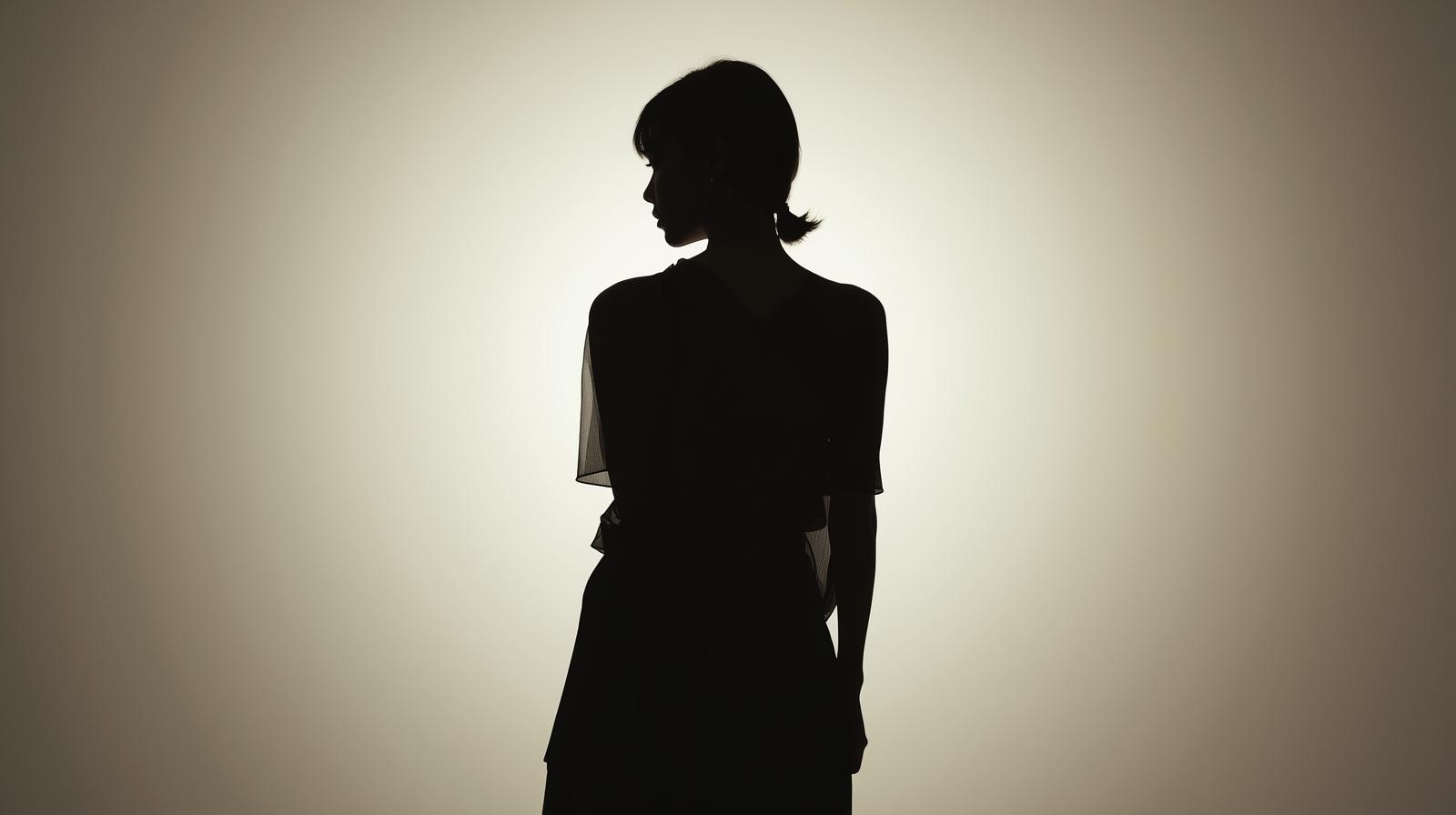 女性モデルが後ろ姿のポージングをとっている